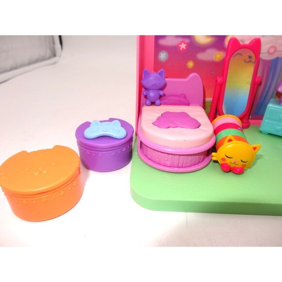 Gabby's Dollhouse Sweet Dreams Bedroom Playset and Primp and Pamper Bathroom - Picture 4 of 16